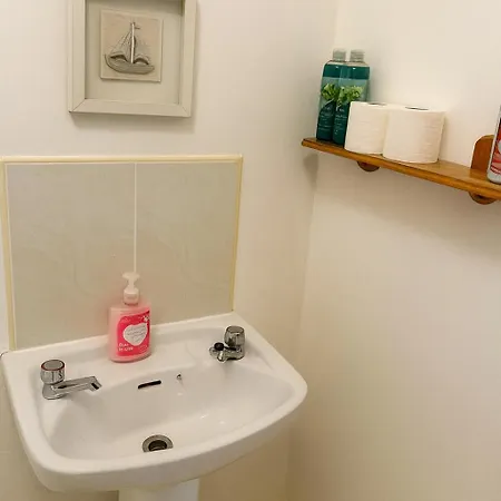 Quiet 2-bed Suburb Stay, Free Parking & Near Appartamento *