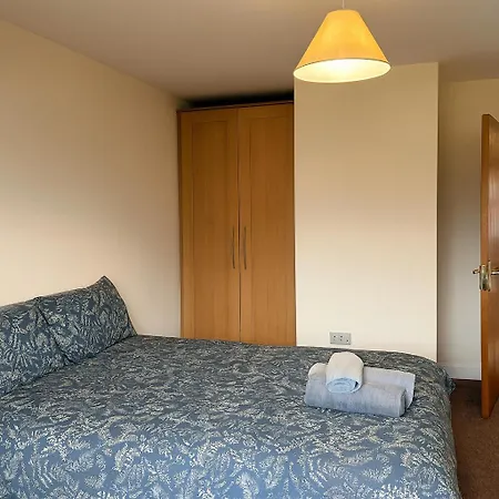 Quiet 2-Bed Suburb Stay, Free Parking & Near City * Κορκ