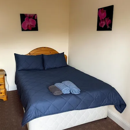 Quiet 2-Bed Suburb Stay, Free Parking & Near City Διαμέρισμα *