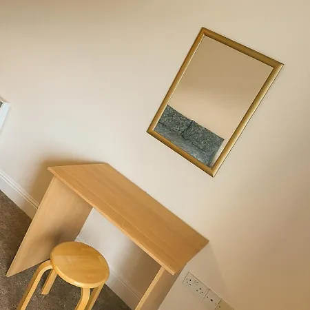 Quiet 2-Bed Suburb Stay, Free Parking & Near City *