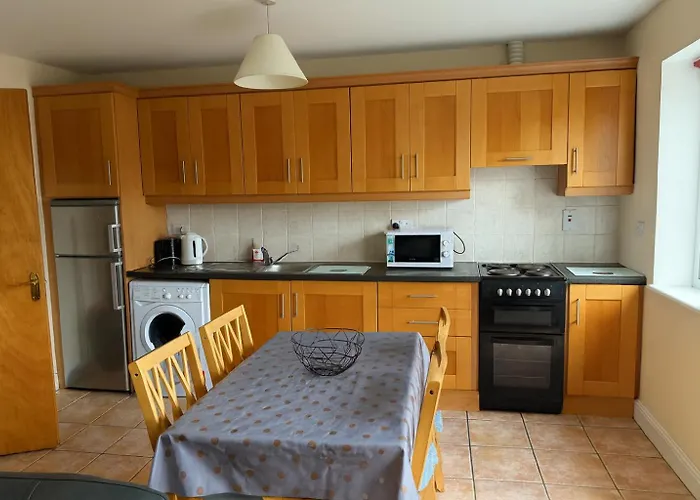 Quiet 2-Bed Suburb Stay, Free Parking & Near City Apartament Cork