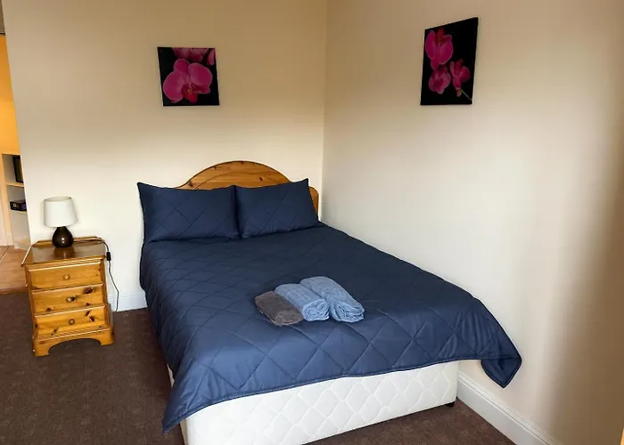 Quiet 2-Bed Suburb Stay, Free Parking & Near City Apartament *