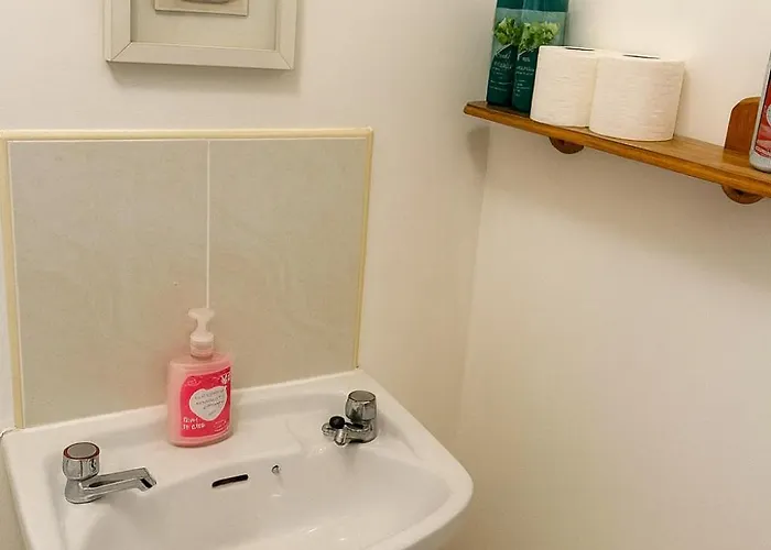 Quiet 2-Bed Suburb Stay, Free Parking & Near City Apartament *