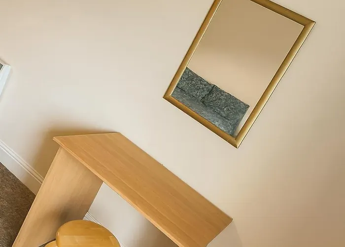 Quiet 2-Bed Suburb Stay, Free Parking & Near City *