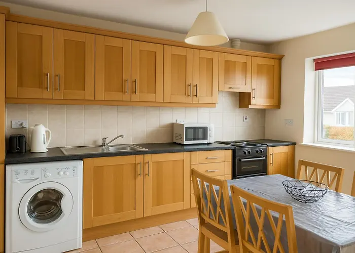 Quiet 2-Bed Suburb Stay, Free Parking & Near City Cork