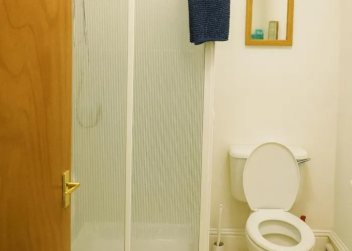 Apartament Quiet 2-Bed Suburb Stay, Free Parking & Near City