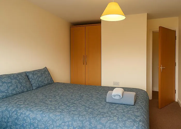 Quiet 2-Bed Suburb Stay, Free Parking & Near City דירה קורק
