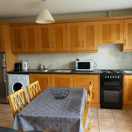 Quiet 2-bed Suburb Stay, Free Parking & Near شقة كورك