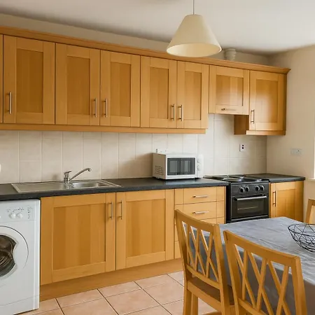 Quiet 2-bed Suburb Stay, Free Parking & Near كورك